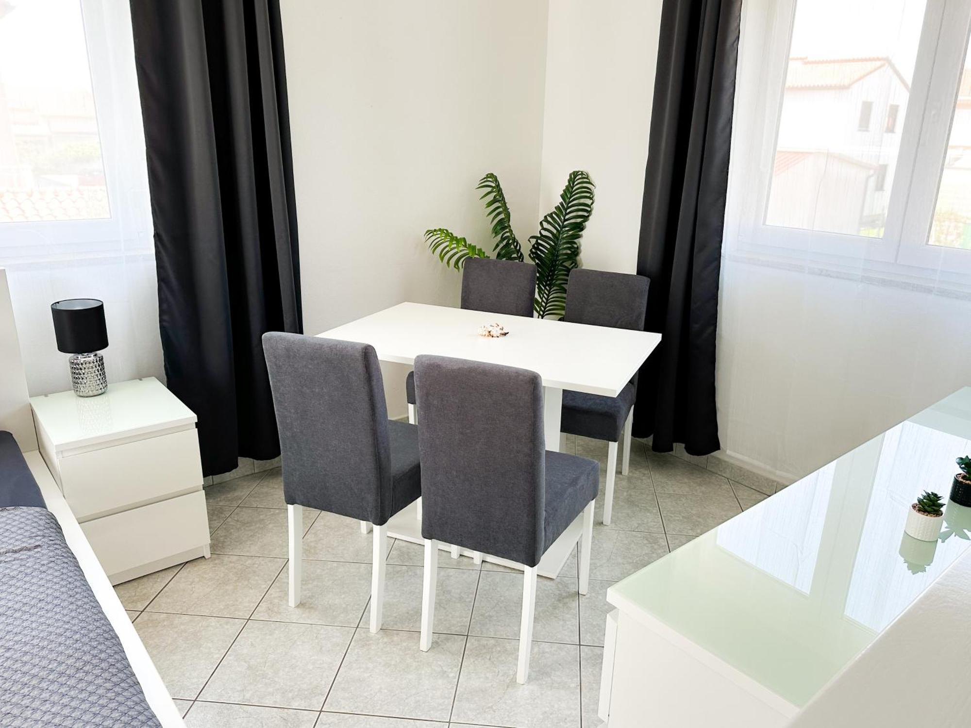 Sunside Apartments Пула Екстериор снимка